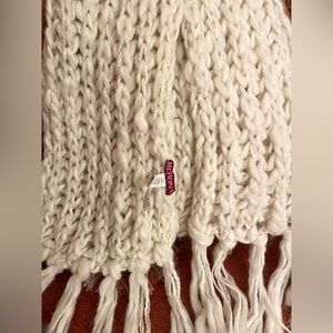 NEW FASHION WOOL SCARF WHITE WOOL & SILVER THREAD KNIT STYLE WOVEN FOR HOLIDAYS